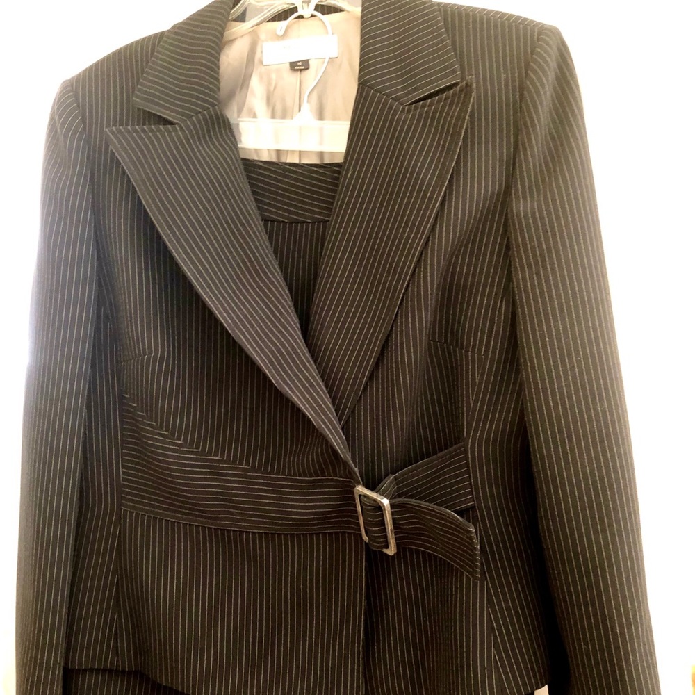TAHARI! Two-Piece Women’s Pinstripe Suit. Size 14